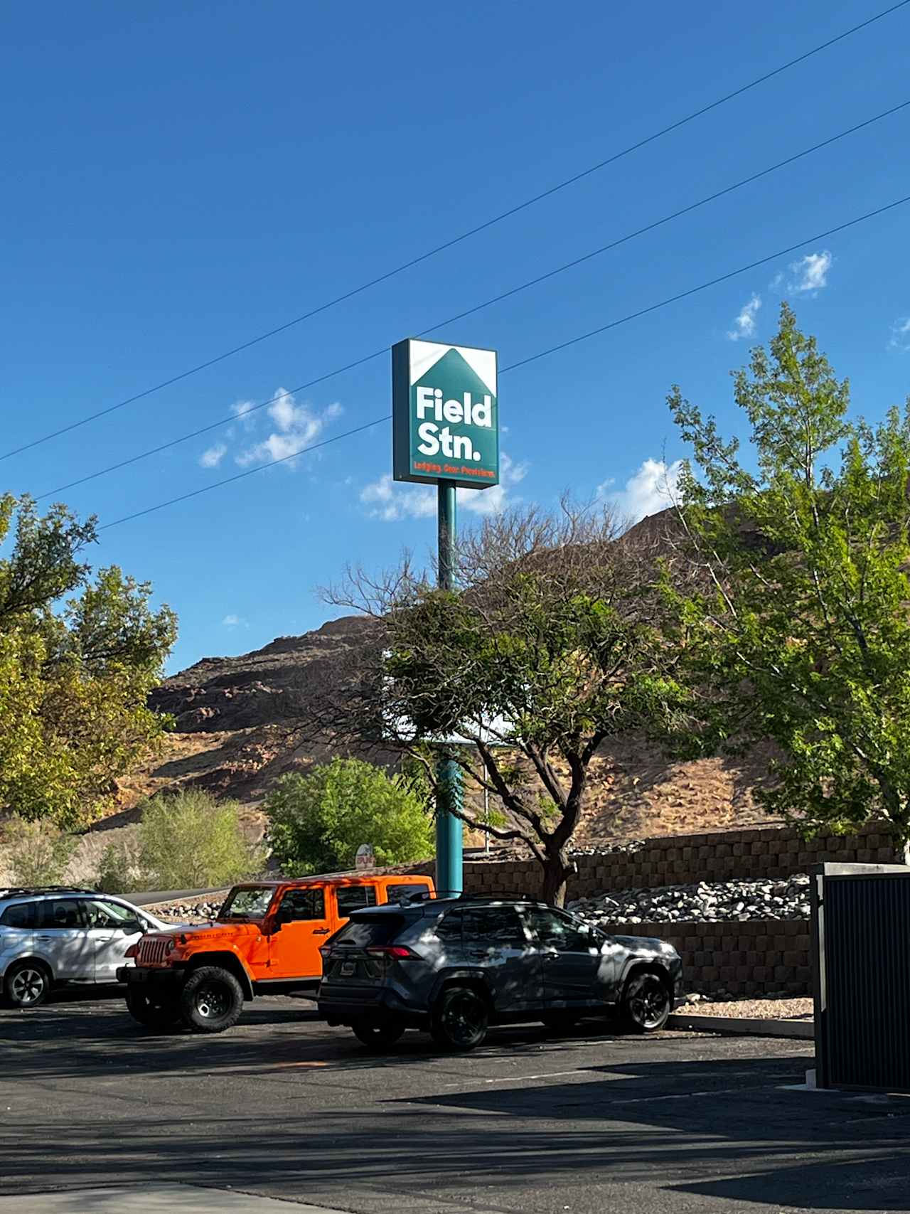 Field Station Moab - showers, pool