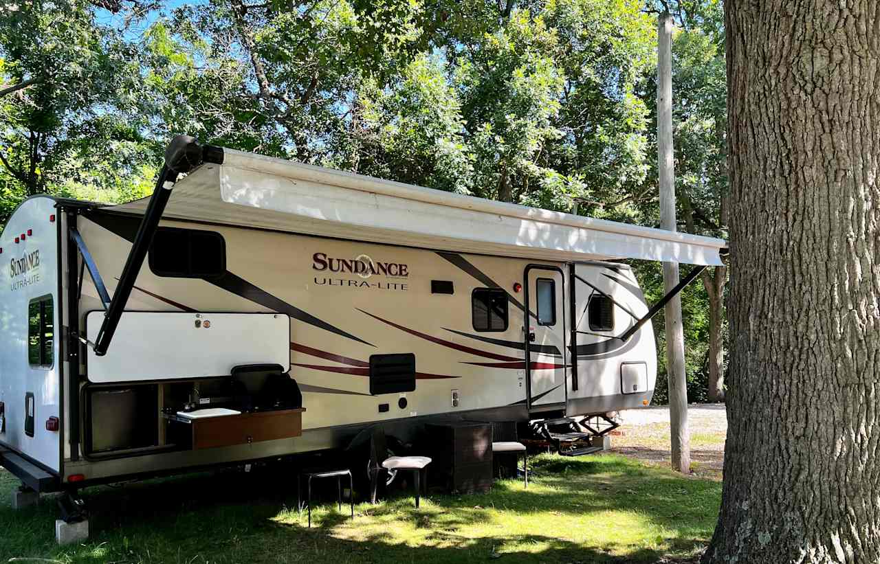 28 ft Rv outside complete with outdoor kitchen