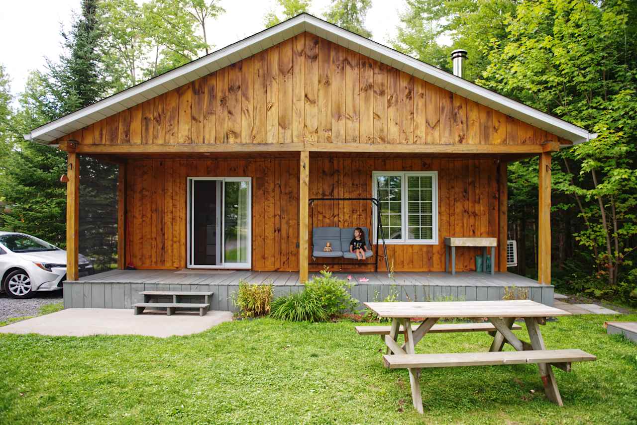 Front of the cottage with BBQ, a firepit and picnic table