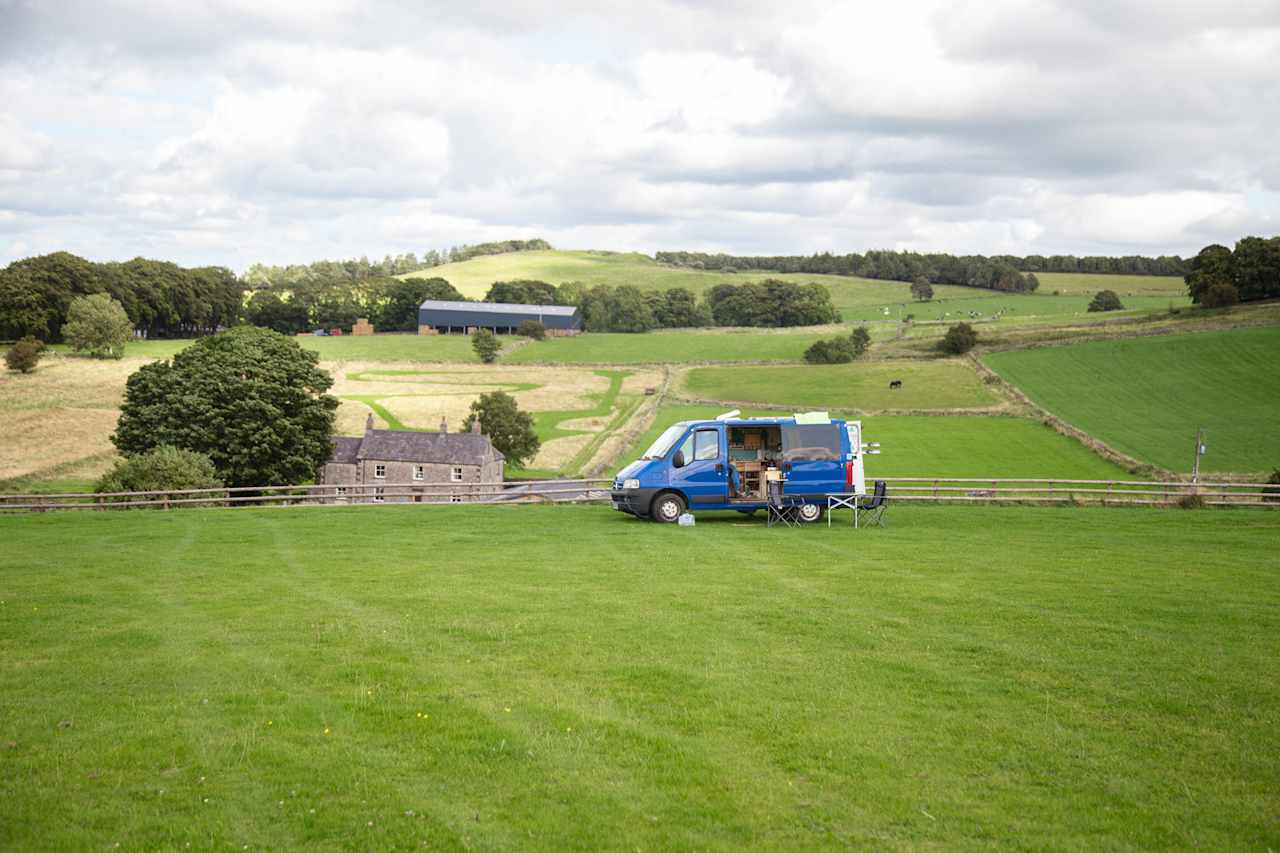 Campervan with a view of the manor 