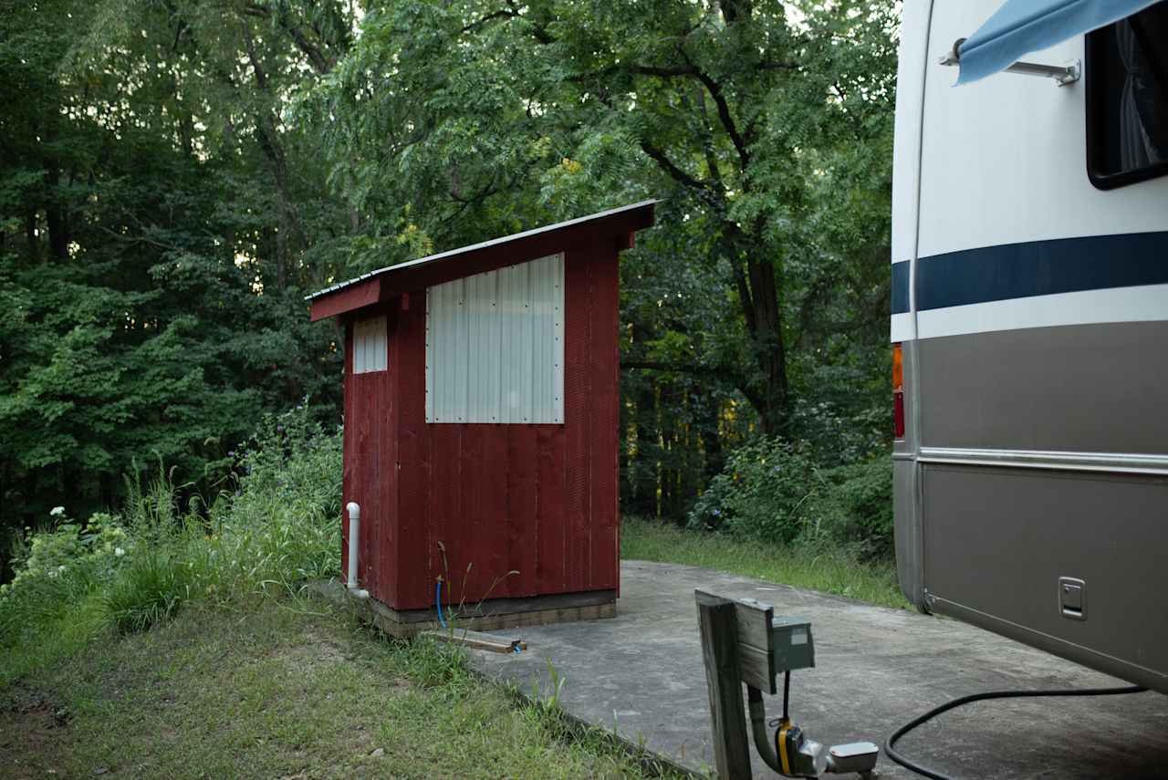 Enclosed flush toilet