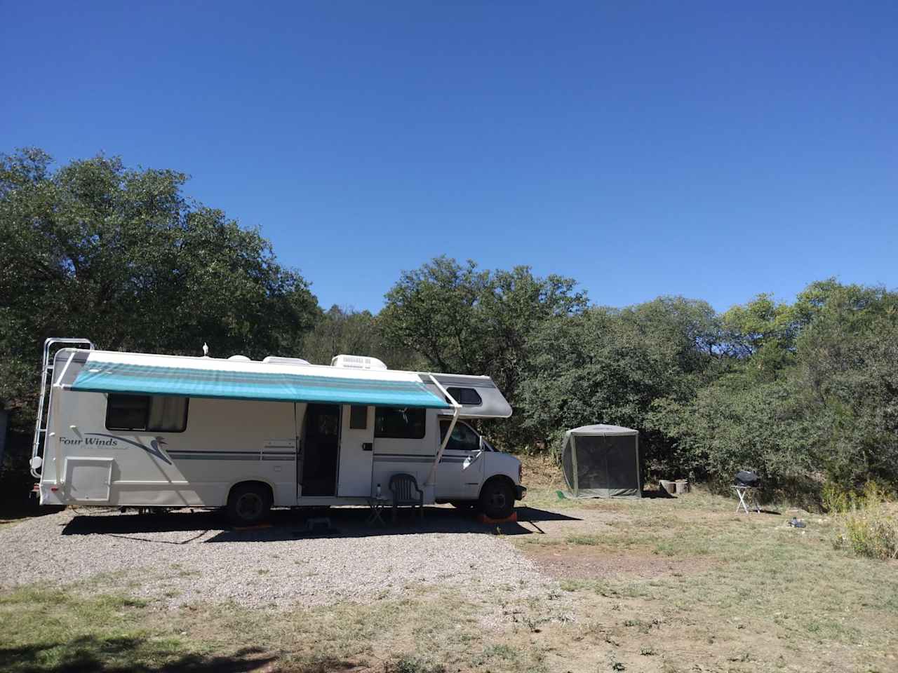 A recent guest with their 28 foot RV enjoying a visit.