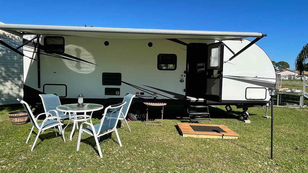 Peaceful 1 Bedroom + 2 Bunks Camper