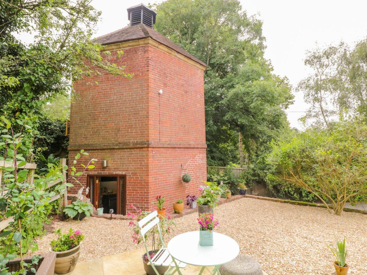 THE HYDE DOVECOTE, KINVER