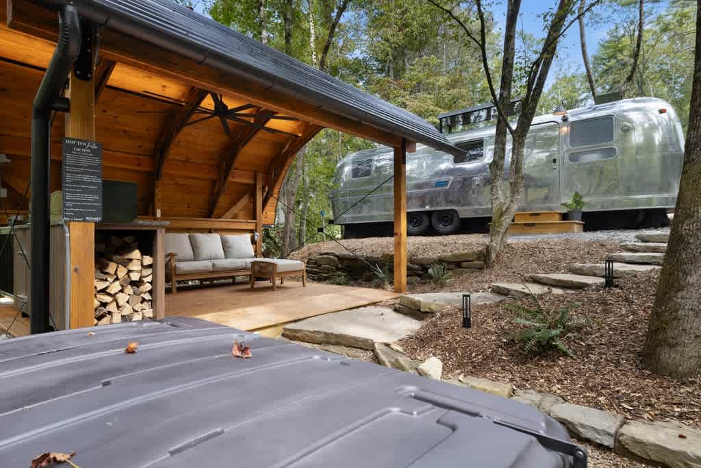 Hot tub, fire wood, cozy couch