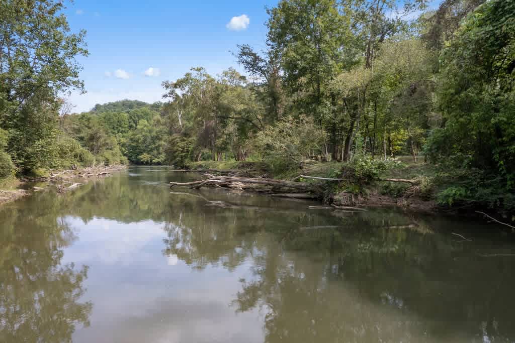 Upscale Airstream, Hot Tub, River