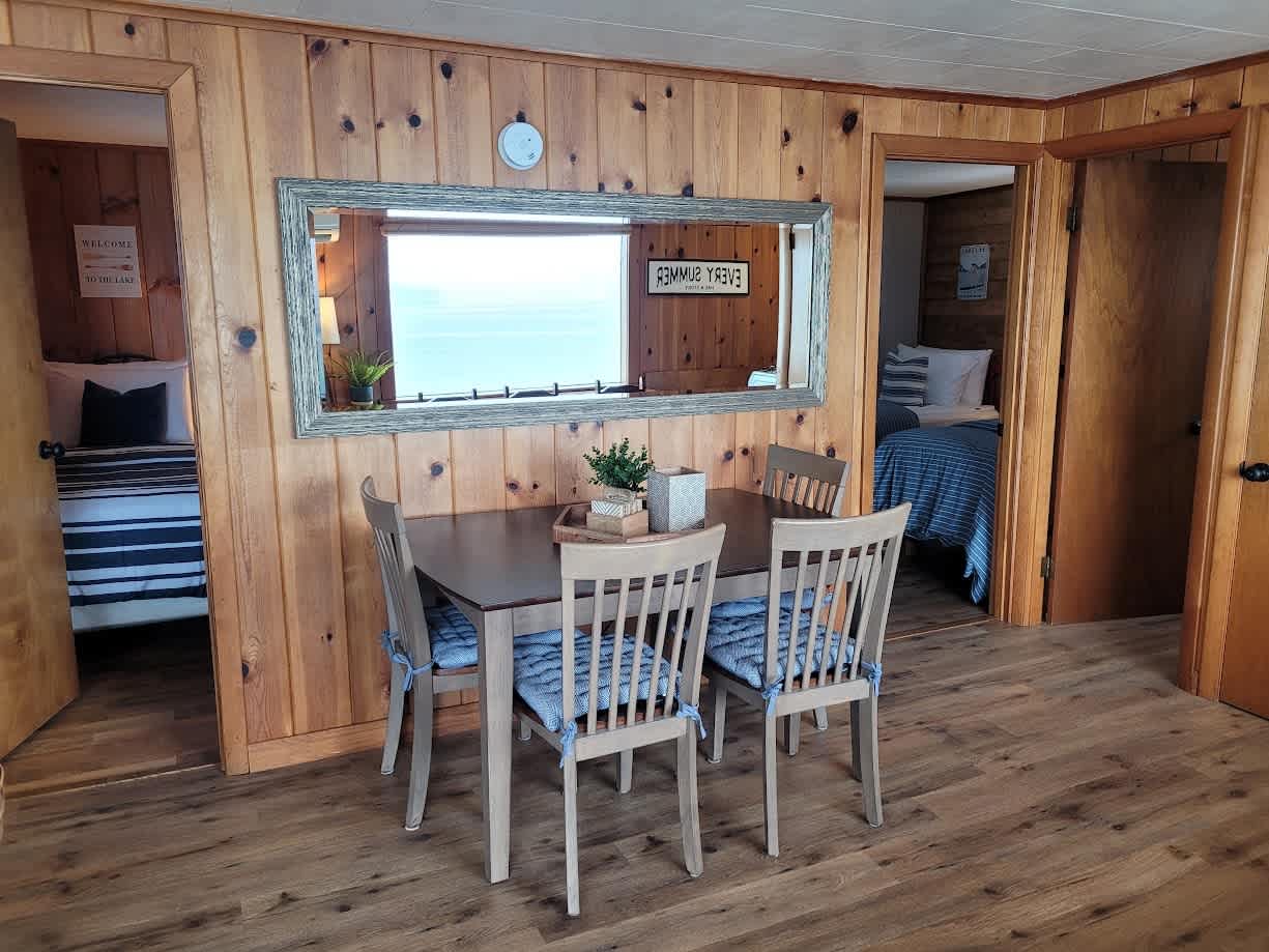 Winni Lakefront Cabin