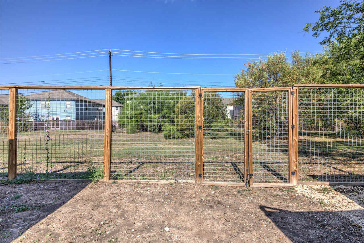 Back fence opens if you want to play with dog in green space.  We're less than half a mile (can walk) to Roy Guerrero Park, trails and Secret Beach.