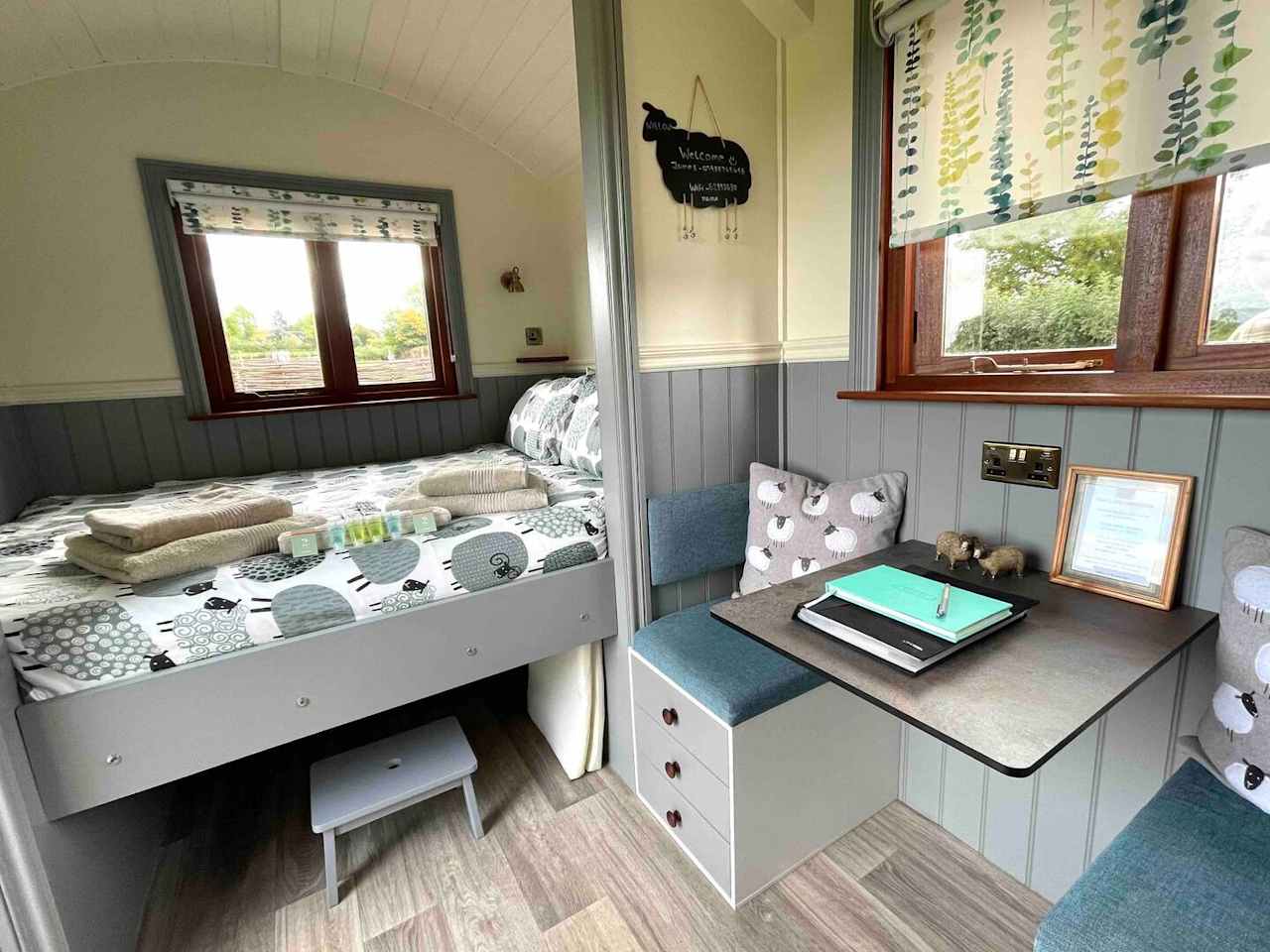 Luxury Shepherds Hut with Hot Tub