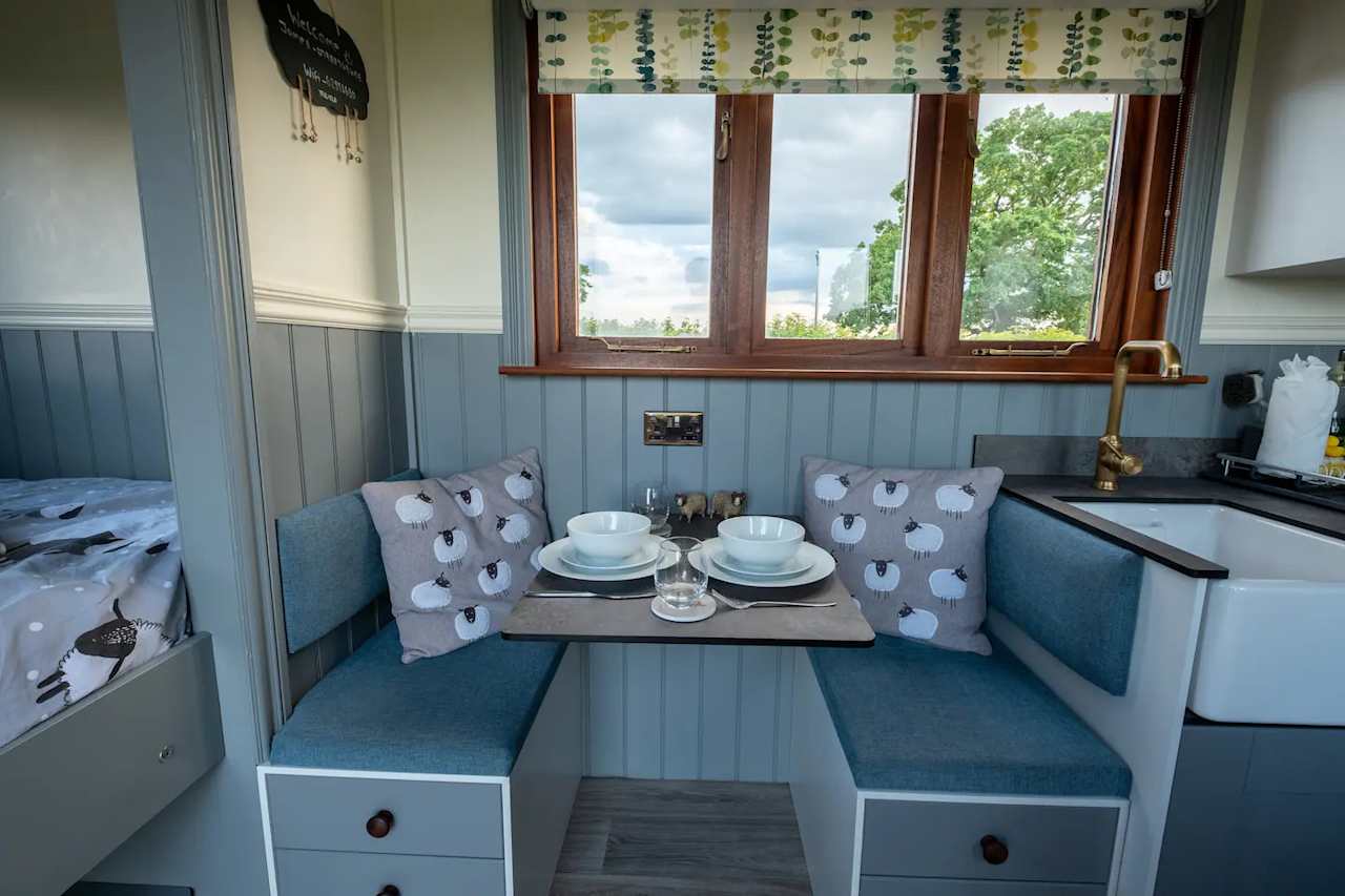 Luxury Shepherds Hut with Hot Tub