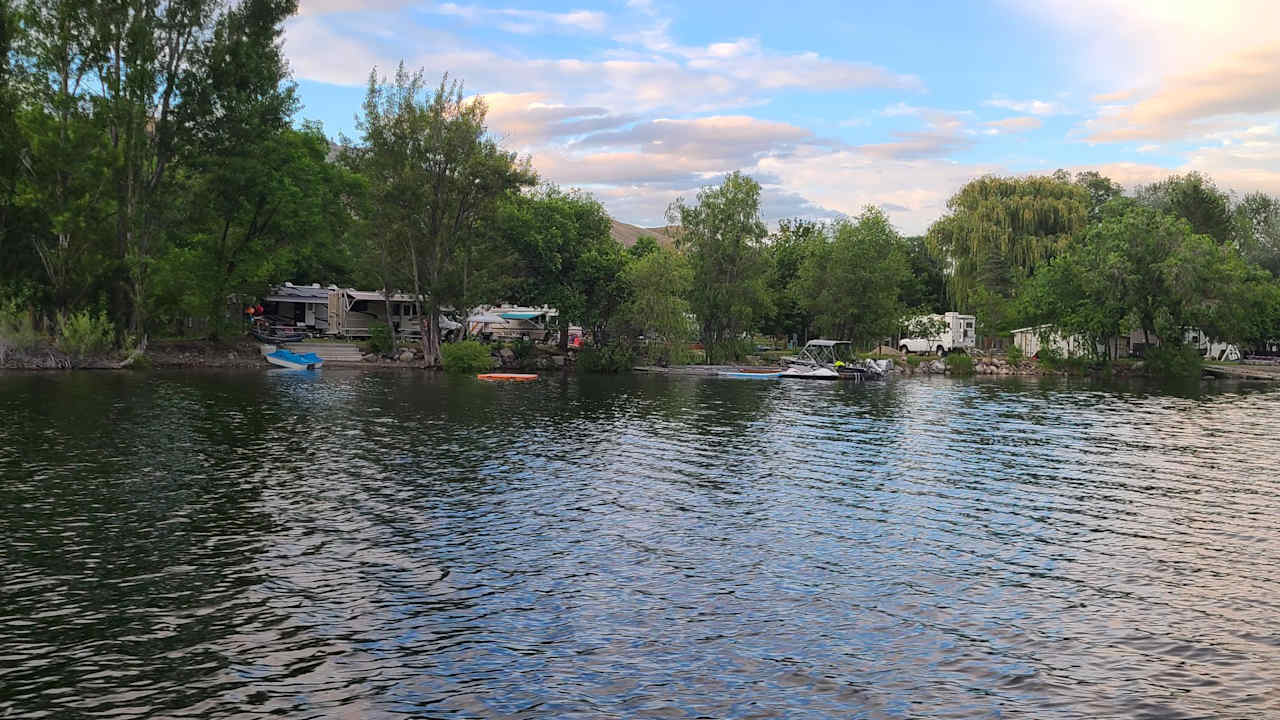 Lakeside Getaway At Spectacle Lake