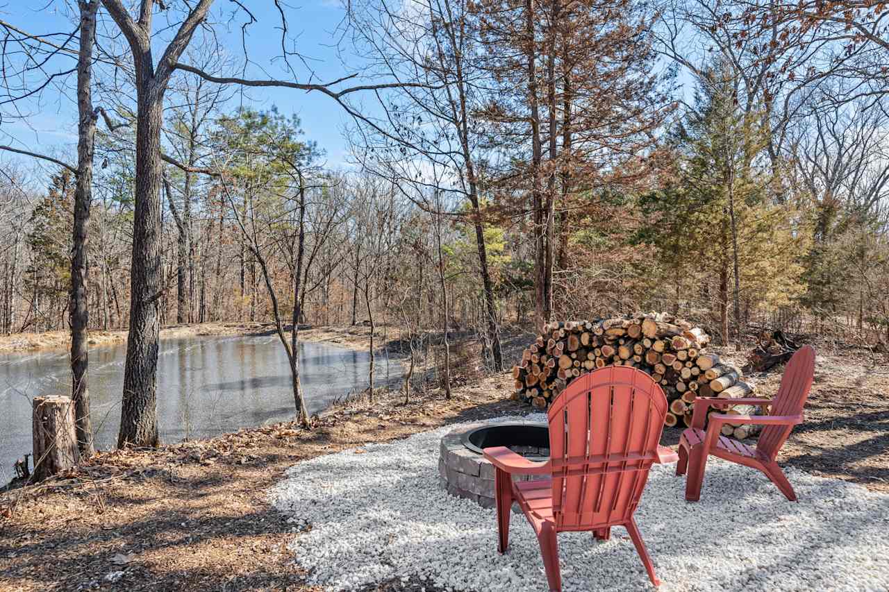 Secluded Wooded Cabin - Lakeside