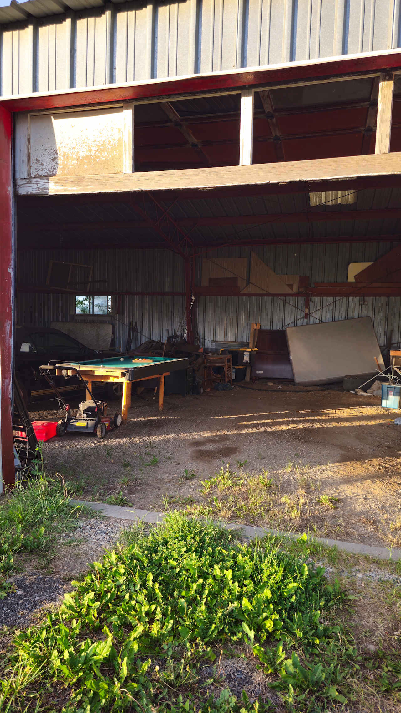 Here's the advertised pool table. The TV screen seems to be on the floor of the back wall.