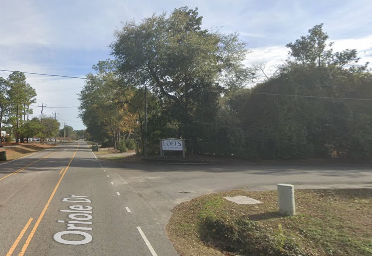 The entrance onto Red Wing Lane from Oriole Drive 