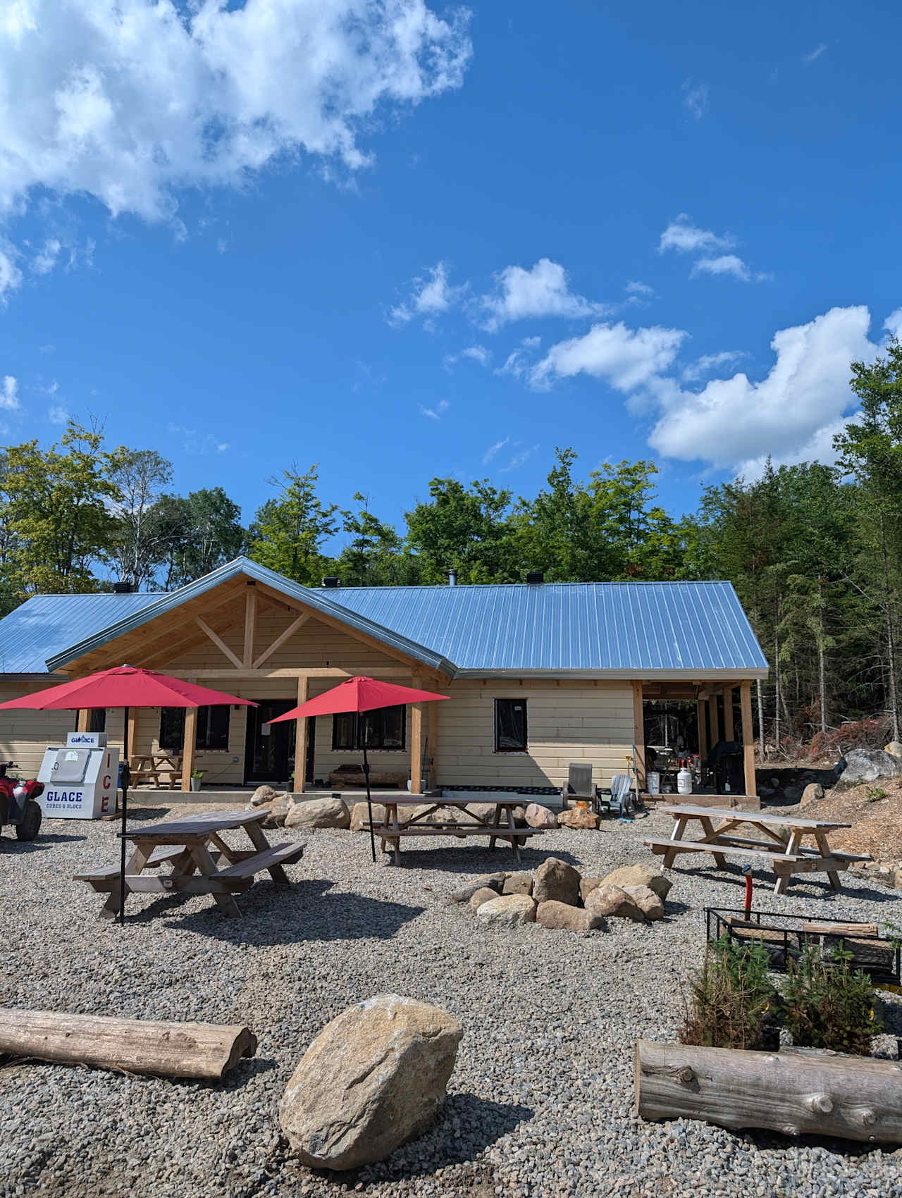 Lodge d'Accueil avec salles de bain et douches/ Guest Lodge with individual bathrooms and showers.