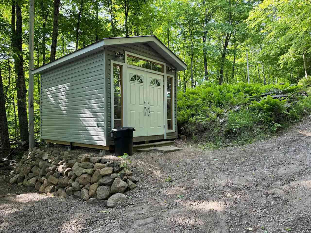 The Lakeside Waterfront Cabin