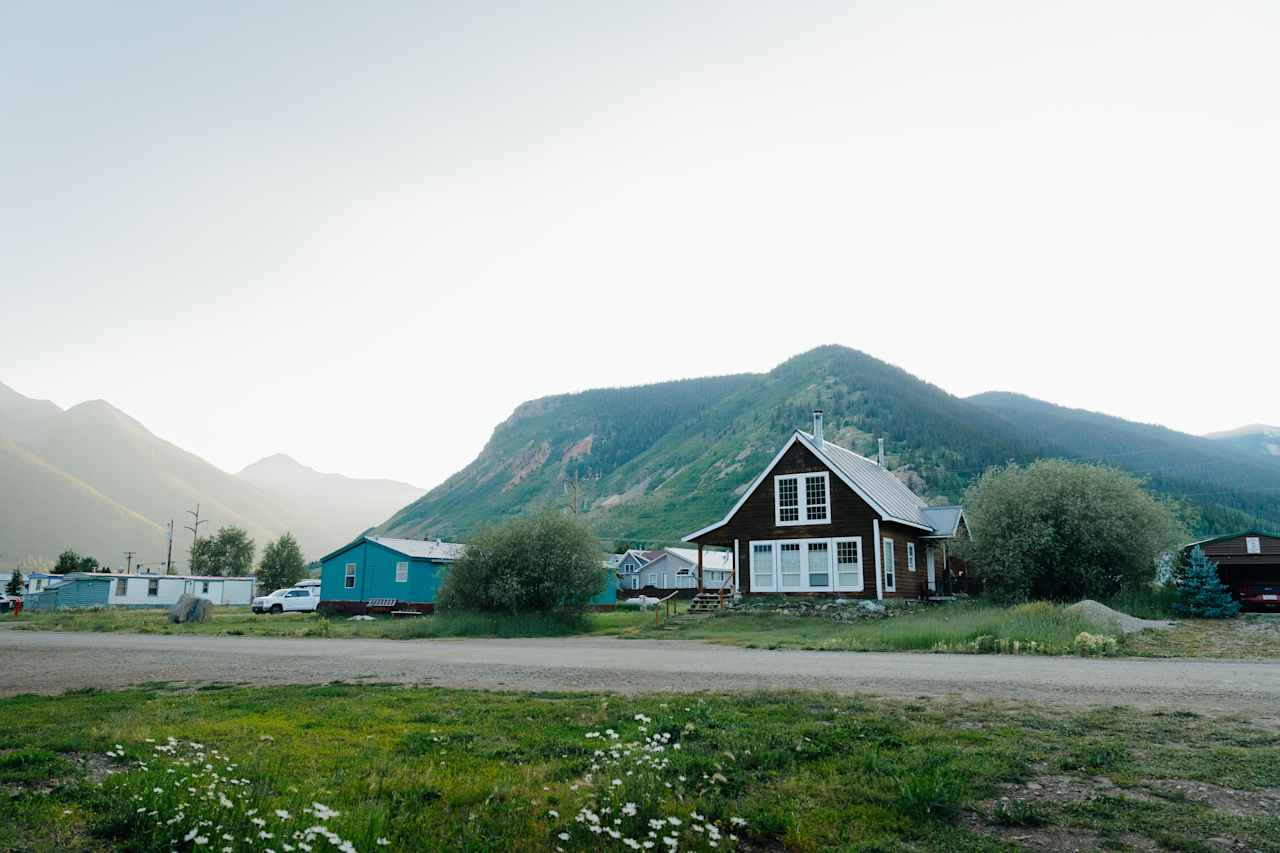 The gorgeous view in the front yard! There are neighbors around, but the street was very quiet.