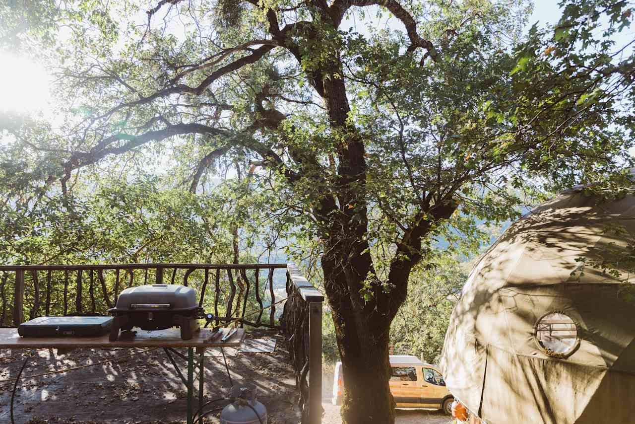 up top: dining al fresco setup