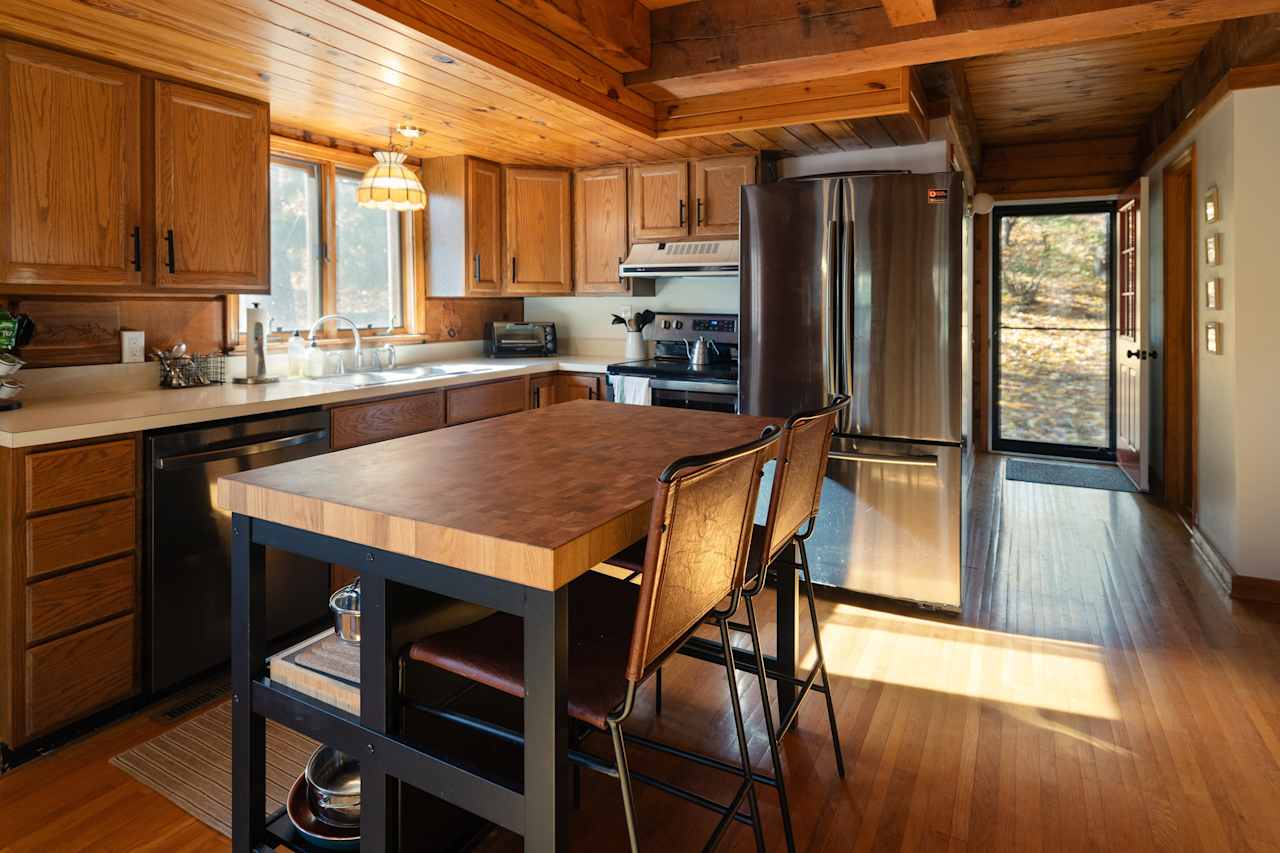 Tree-Top Log Cabin Near Old Rag