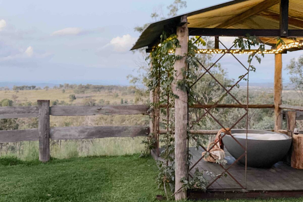 Complete privacy makes outdoor bathing an utter pleasure. 