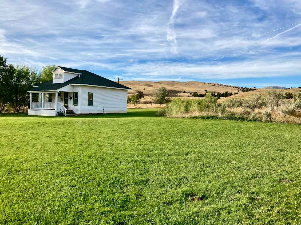 Views of an old, one-room schoolhouse can be seen from the campsite. Tours are not available of the schoolhouse but the schoolhouse can be booked as an extra for experiences. 