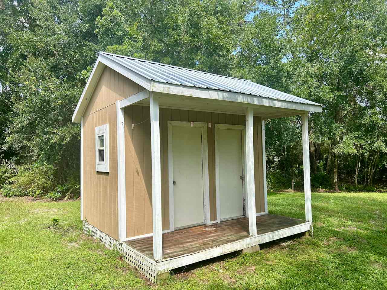 Bathroom Building: Toilet, Sink, and Shower on the left. Utility room with washing machine and water heater on the right.  No dryer, but there is a clothesline strung around the posts, or string up your own anywhere.