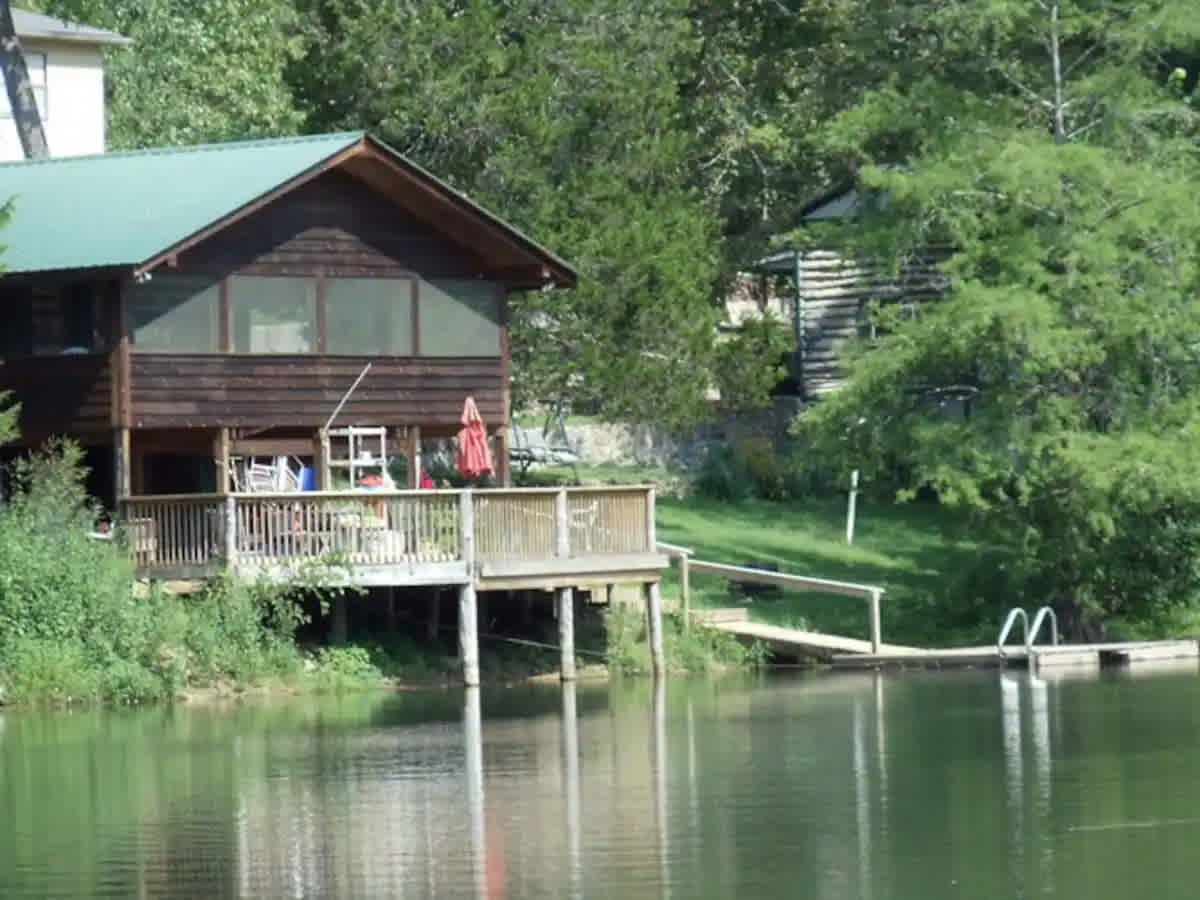 Ozark Estate with Private Cabins