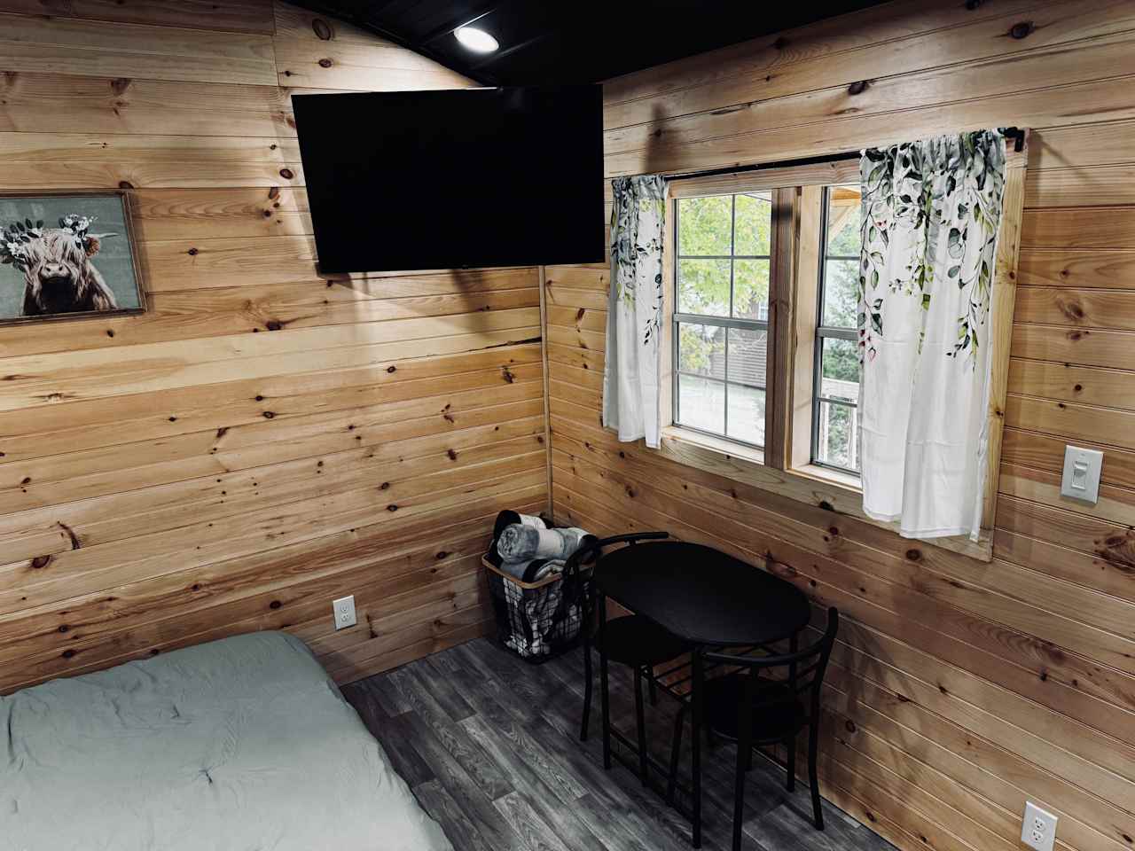 Cozy Cabin W/ Lake View & Hot Tub