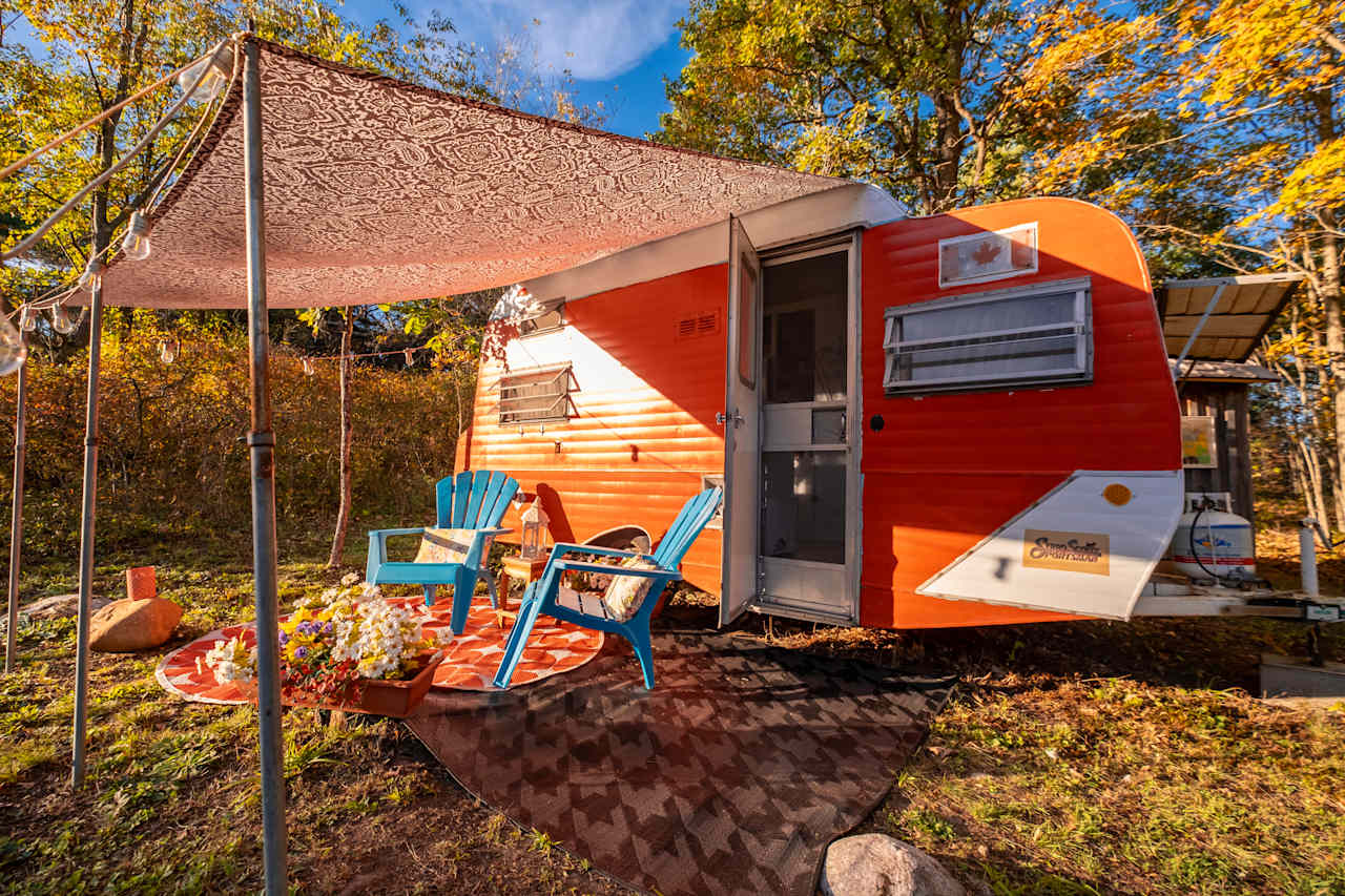 Cute vintage camper.