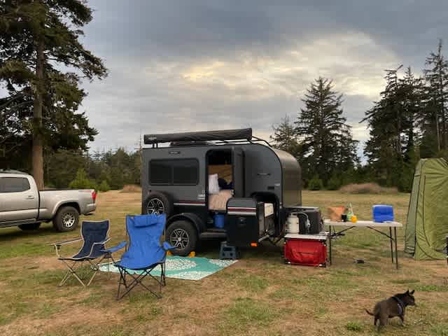 Found a level spot - Easy turn around with plenty of space.  Huge distance between us and other campers at trees behind.  Hosts' house is about 150 ft. on other side of truck, behind privacy fence not intrusive. Potable water and trash 50 ft.