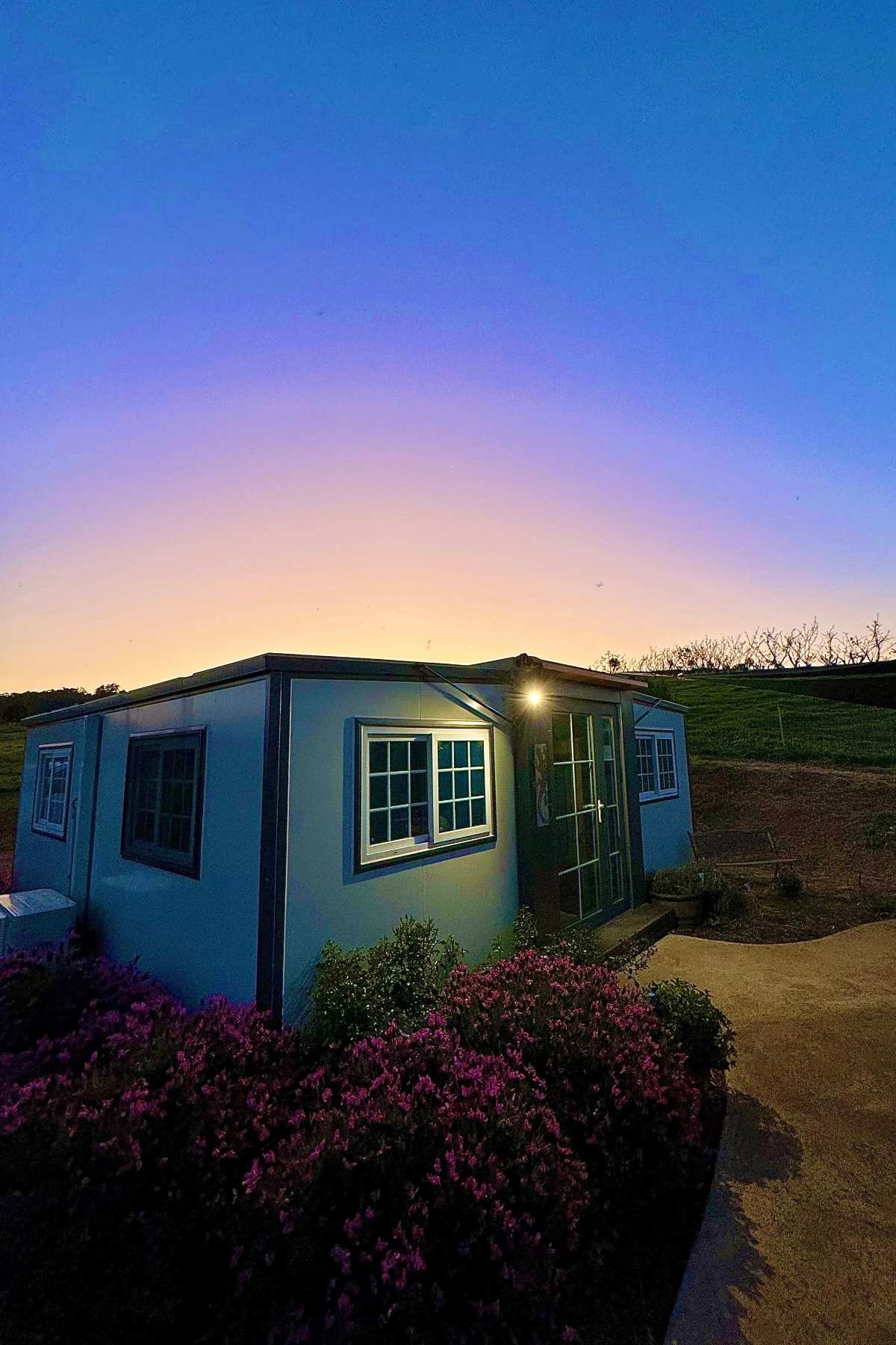 Golden hour at its finest! This charming cottage booked was the perfect escape - nestled in nature with stunning sunset views that took my breath away. Couldn’t have asked for a more peaceful farm escape!