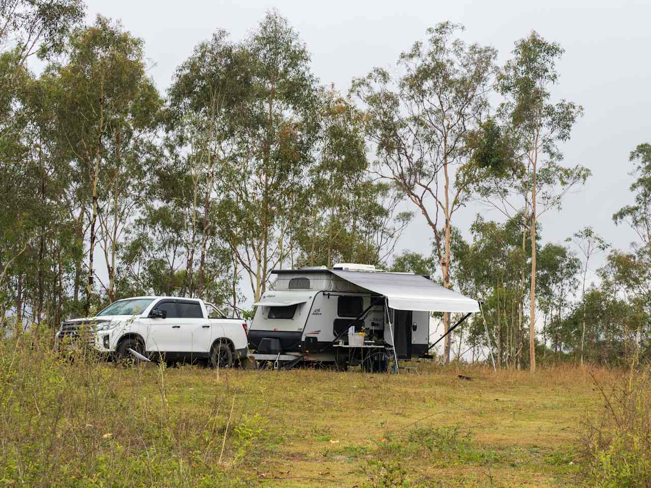 Plenty of room to swing around and stay connected if you wish. Even big rigs would fit here easily.