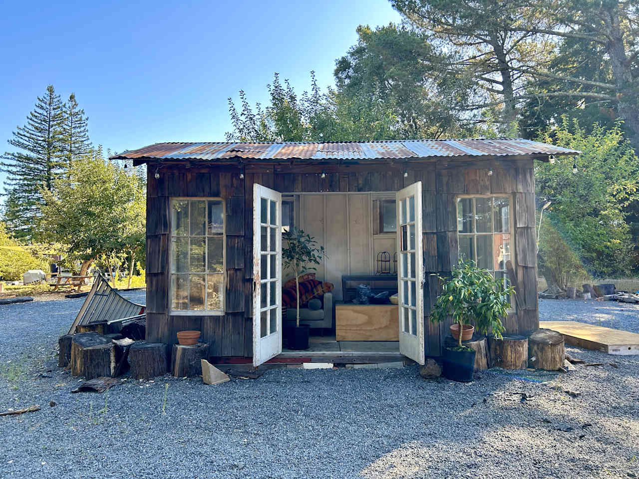 Rustic tiny cabin in Wine Country