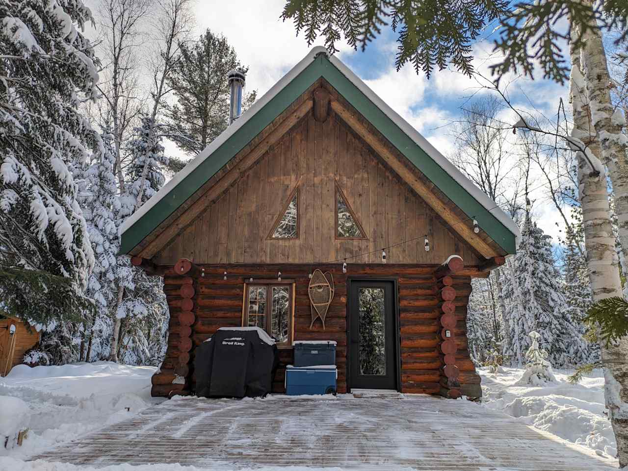 The Pine Cabin/ La Cabine des Pins
Rustic off-grid log cabin just steps away from the lake
Visit our website for more info or to book