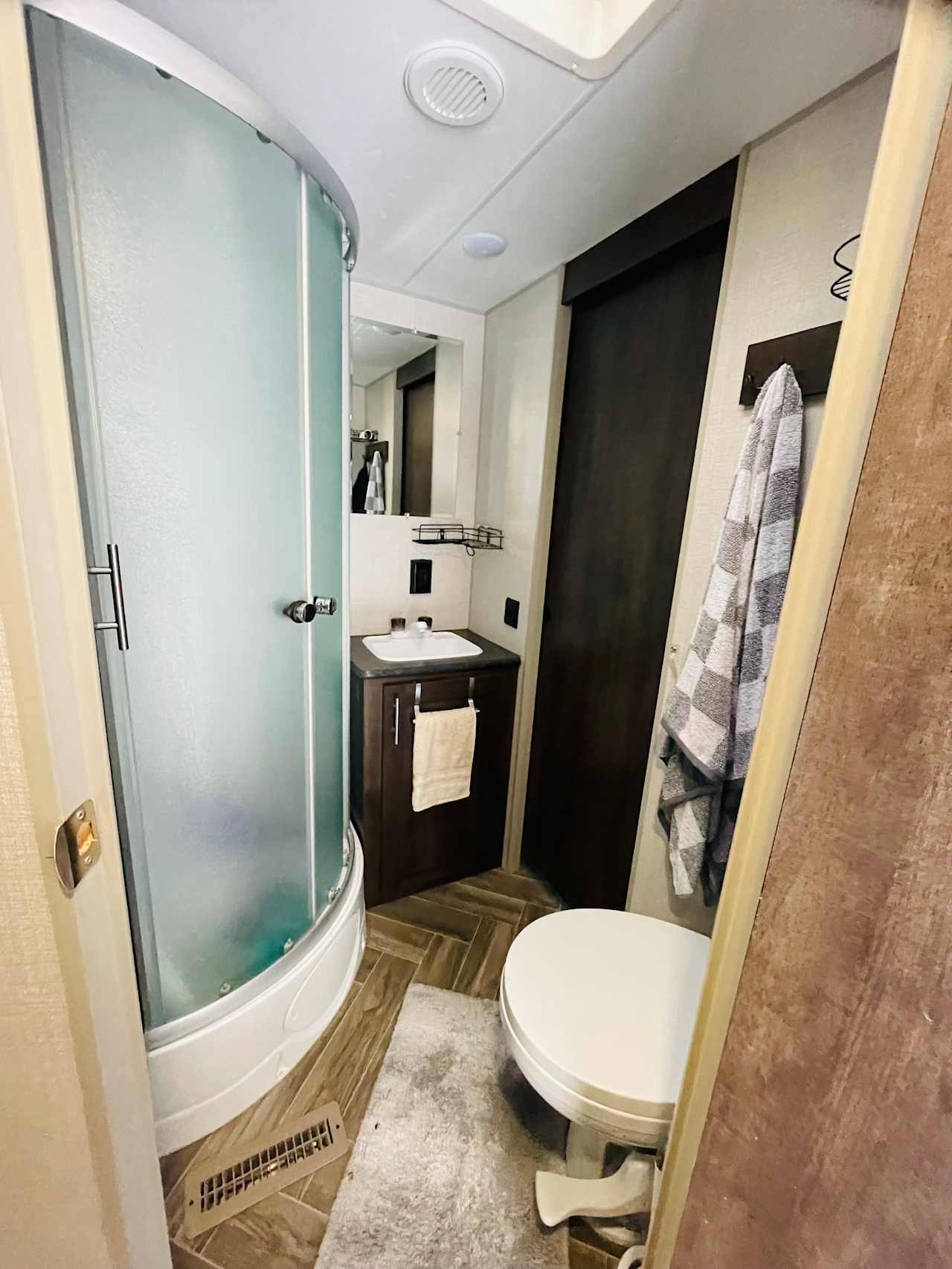 Full functioning bathroom April through October.

November through March there will not be running water so you can’t shower or use the toilet and sinks. 

There will be access to potable water for drinking, waking up and doing dishes. 

There will also be a portable toilet that can be used outside in a tent or set in the bathroom. 
