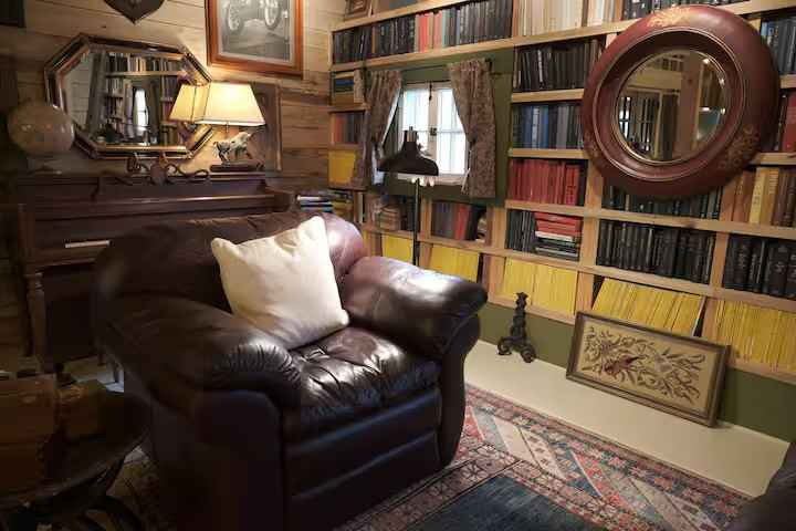 Historic Chinaberry Farm/Barn-Stay
