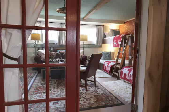 Historic Chinaberry Farm/Barn-Stay