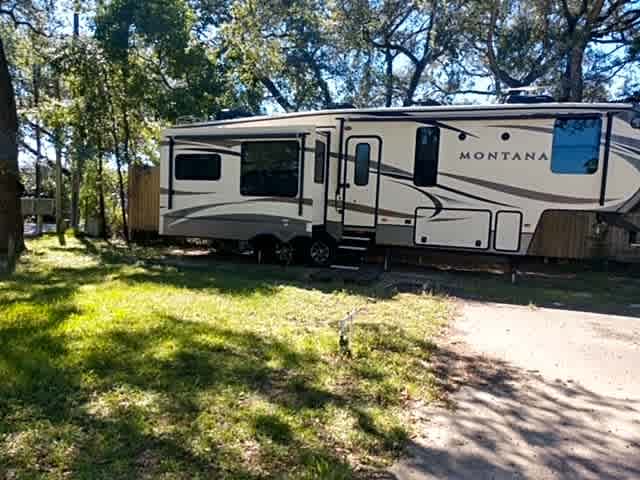 30/50 Amp Deluxe Pull Thru RV Site