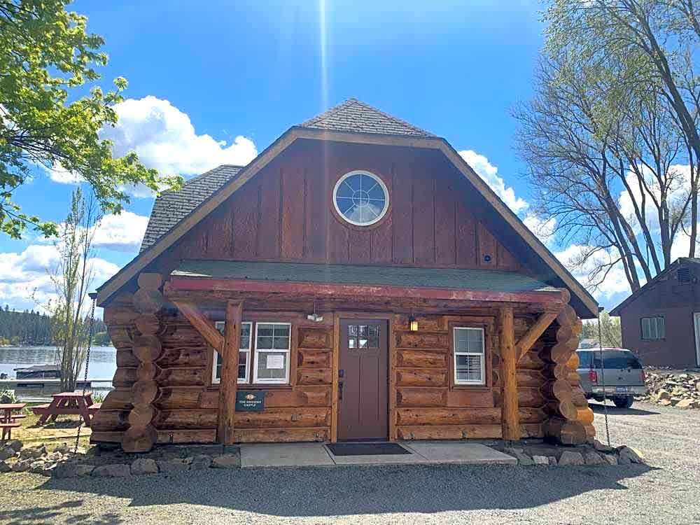 1 BR, 2 More Beds 1 Bath 1 kitchen Lakeside Log SWEDISH CASTLE B&B