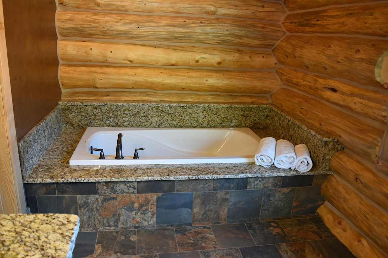 Cozy King Cabin
