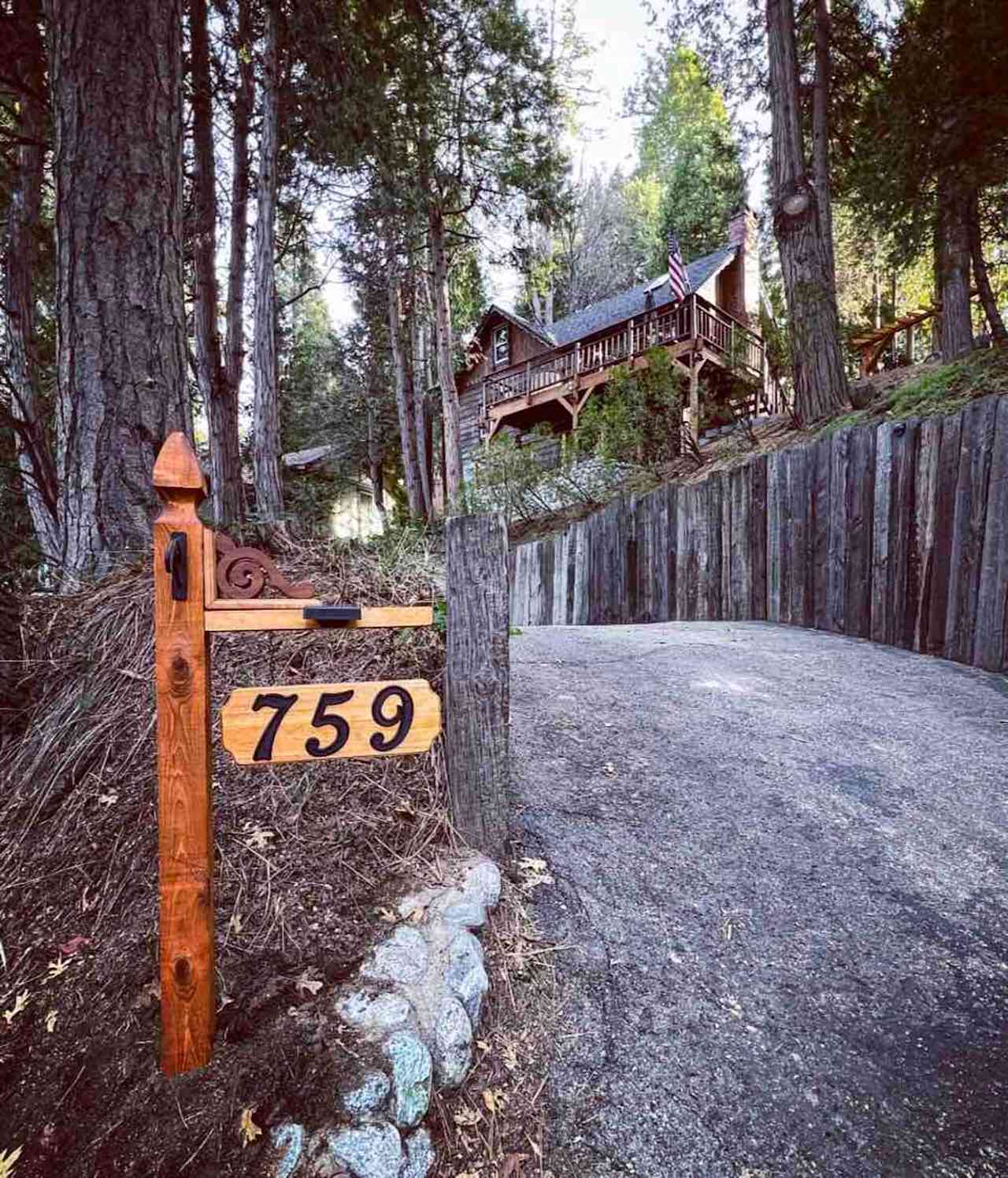 Cozy Hilltop Cabin