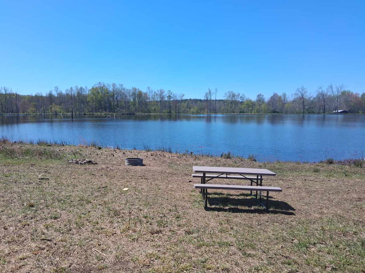 Lakefront!! Kayaks Available.