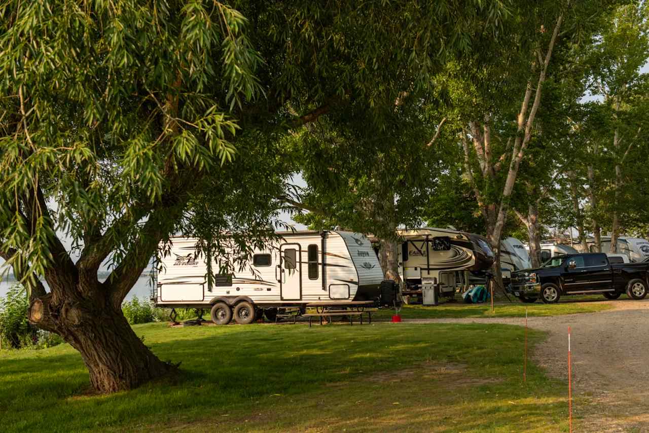 Lake Shore Lodge