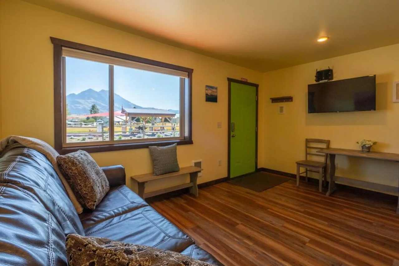 Cabin 5 · Emigrant Cabins #5 - Affordable Tiny Cabin In MT