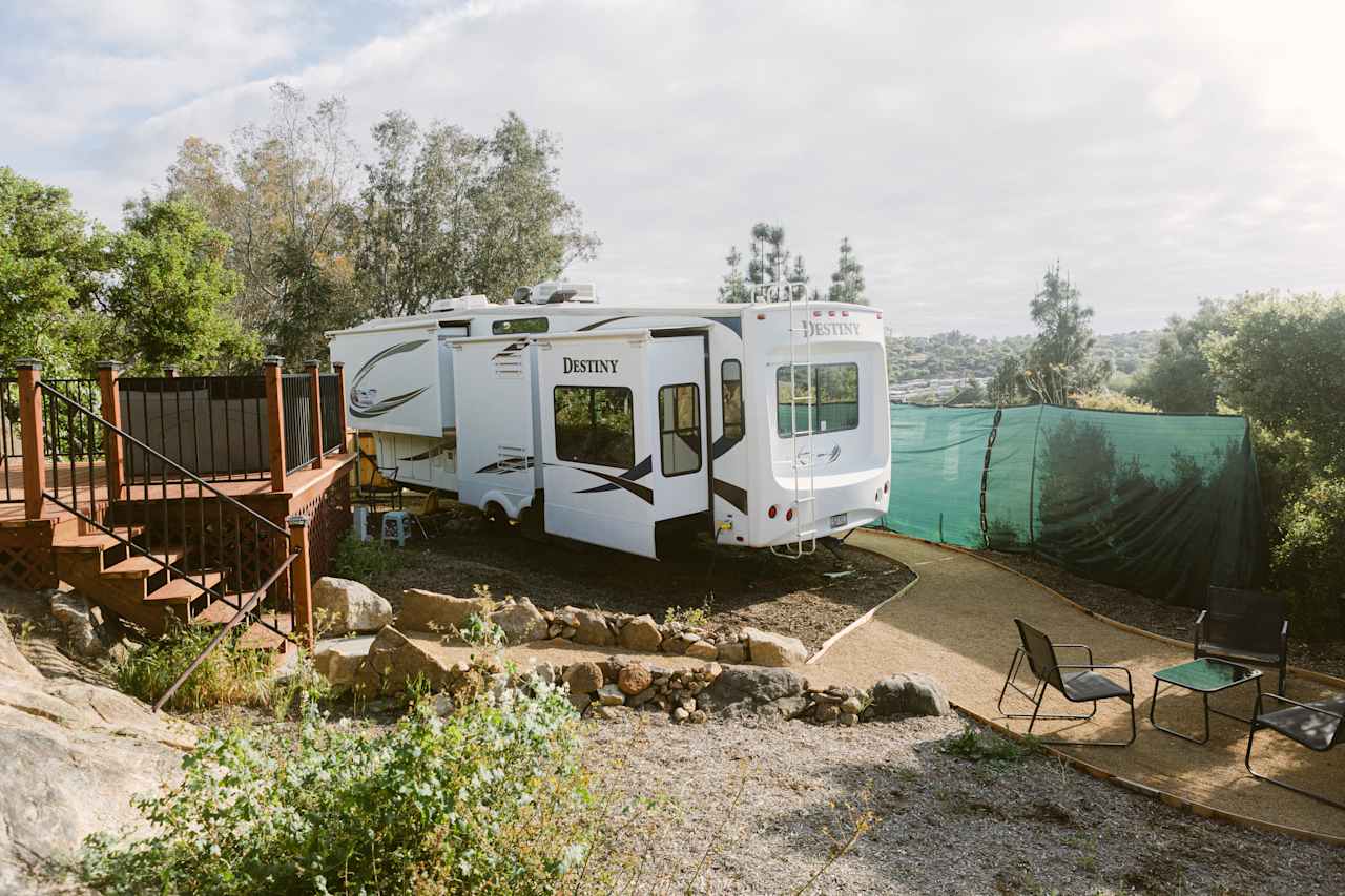 Cozy 5th Wheel W/ Hot Tub