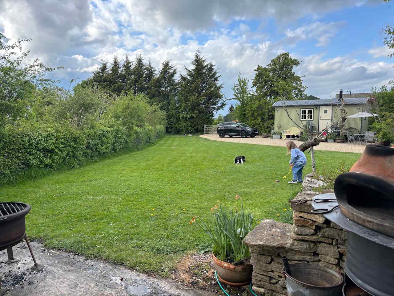 Great size enclosed garden, pizza oven and BBQ area too