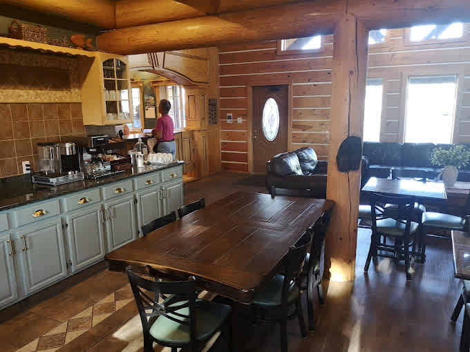 Cabin Creek Inn - Fireplace Jacuzzi Suites