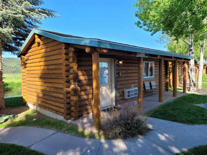 Cabin Creek Inn - Fireplace Jacuzzi Suites