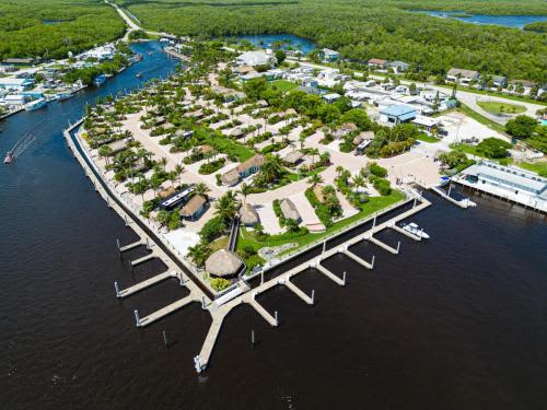 Everglades Isle Motorcoach Retreat