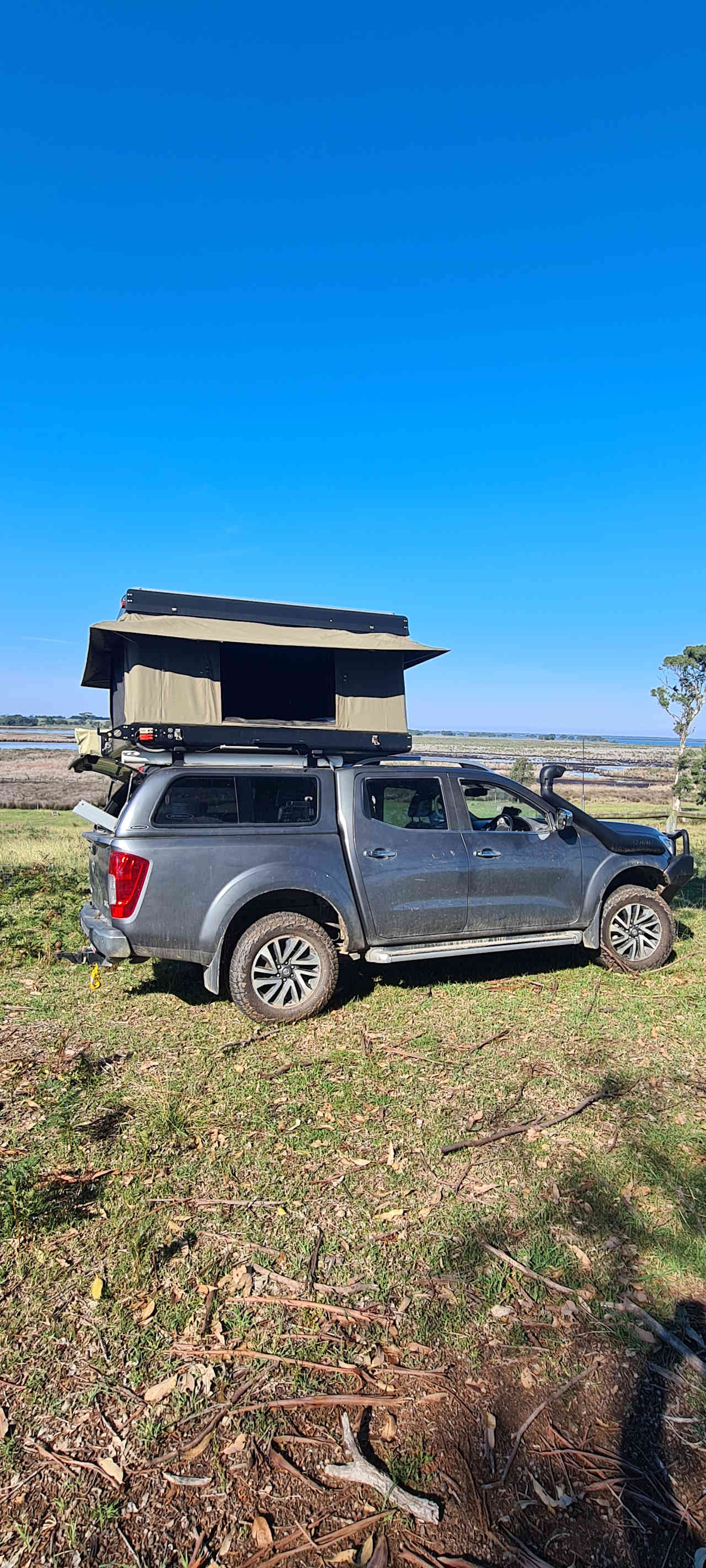 This site is completely off grid.  Shower and toilet facilities are available a short walk away. Beautiful views of the Gippsland Lakes.  Local Kangaroos bounding by. Absolutely peaceful.  Fire pit and wood available also.